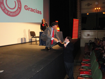 Javier Urra felicitando al auxiliar de sala por el trabajo realizado con el micrófono.